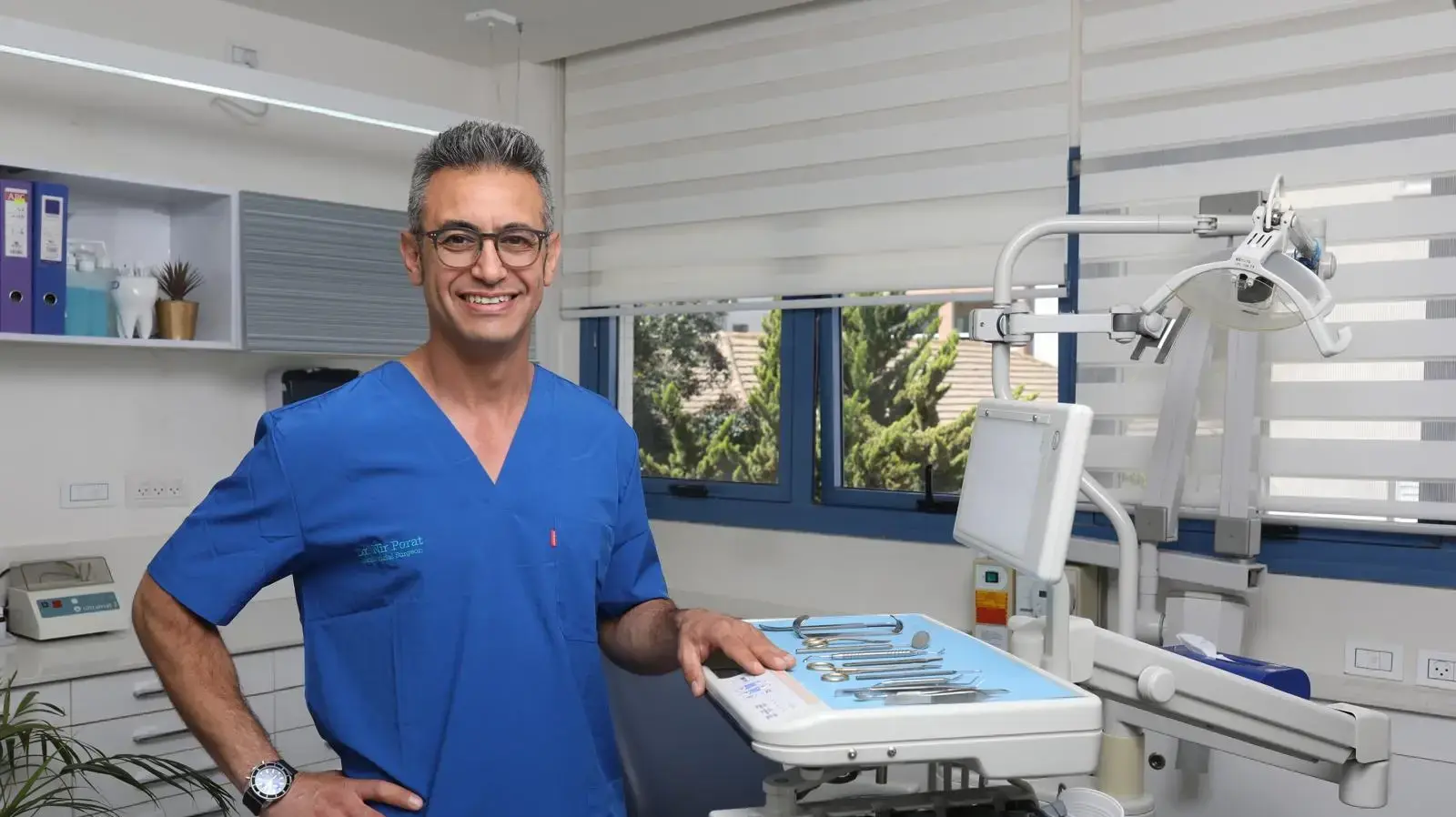 "השיניים שהטבע נתן לנו לא מחזיקות כל החיים, אז למה שלא ניתן סיכוי לטכנולוגיה שיכולה לשרת אותנו עשרות שנים במקום זאת?". ד"ר ניר פורת "השיניים שהטבע נתן לנו לא מחזיקות כל החיים, אז למה שלא ניתן סיכוי לטכנולוגיה שיכולה לשרת אותנו עשרות שנים במקום זאת?". ד"ר ניר פורת
