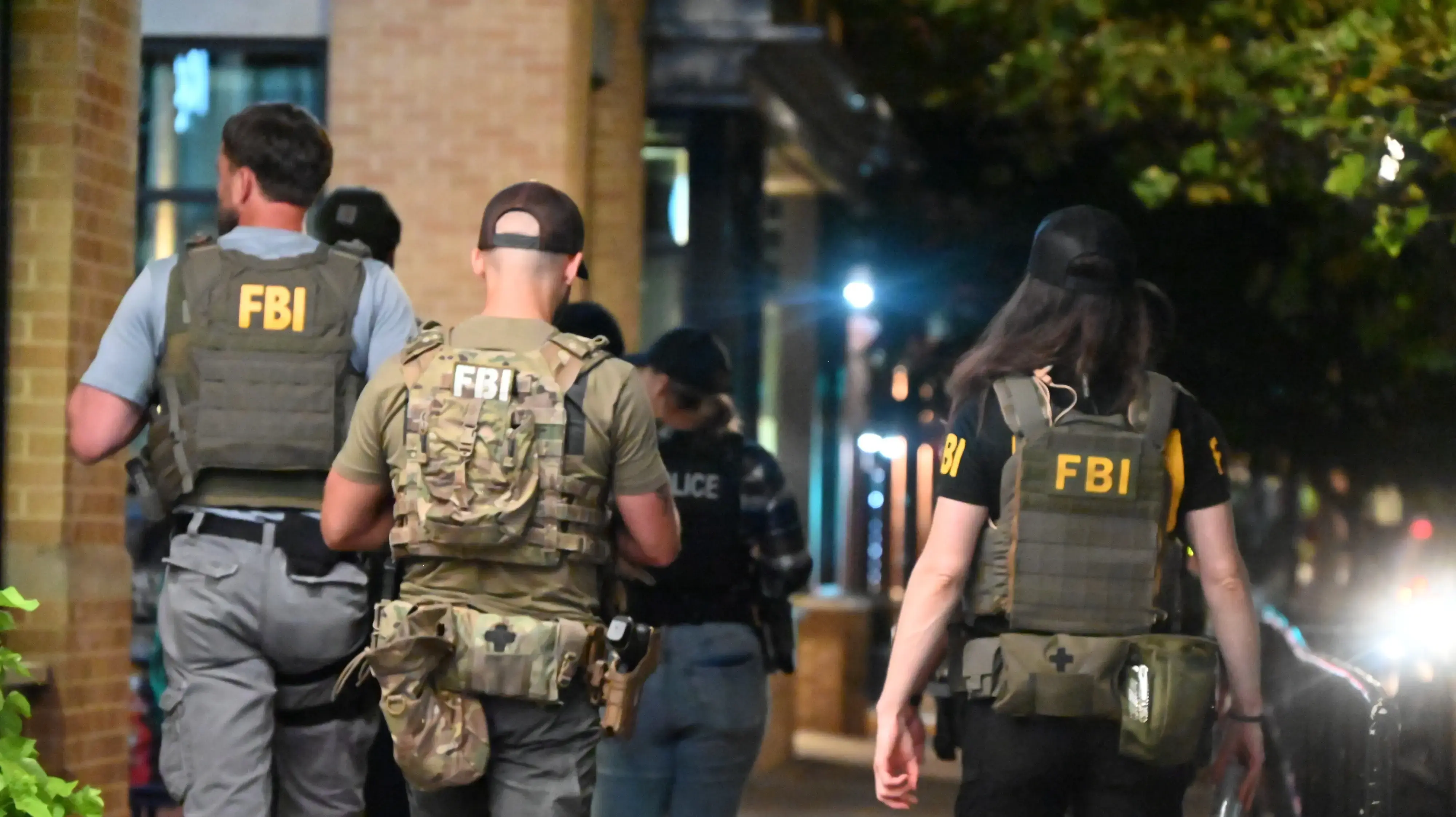 סוכני FBI מסיירים ברחובות וושינגטון הבירה, ארה"ב, 10 באוגוסט 2025 סוכני FBI מסיירים ברחובות וושינגטון הבירה, ארה"ב, 10 באוגוסט 2025
