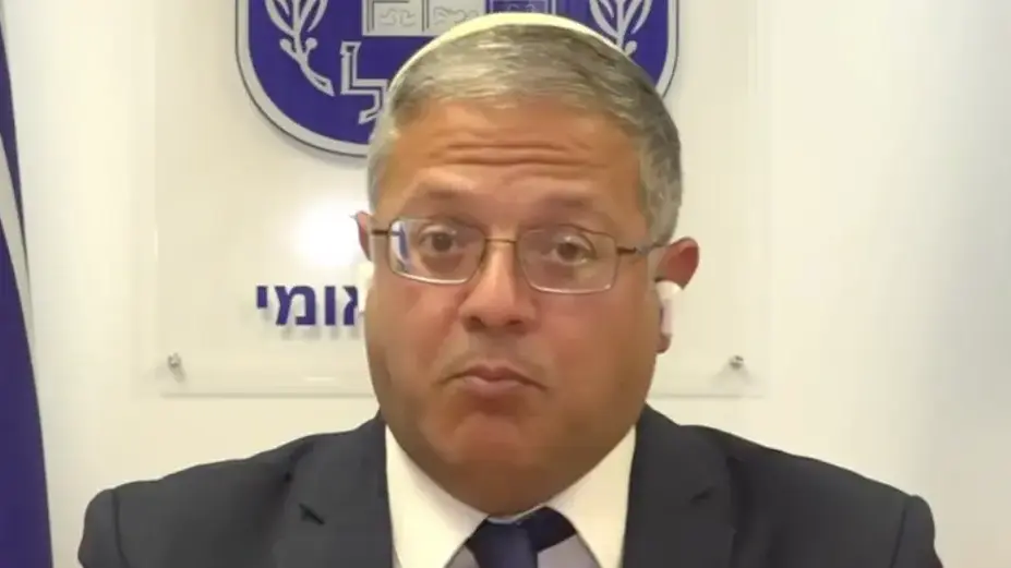 אולי הוא פשוט לא יודע איך שמים אוזניות? אולי הוא פשוט לא יודע איך שמים אוזניות?