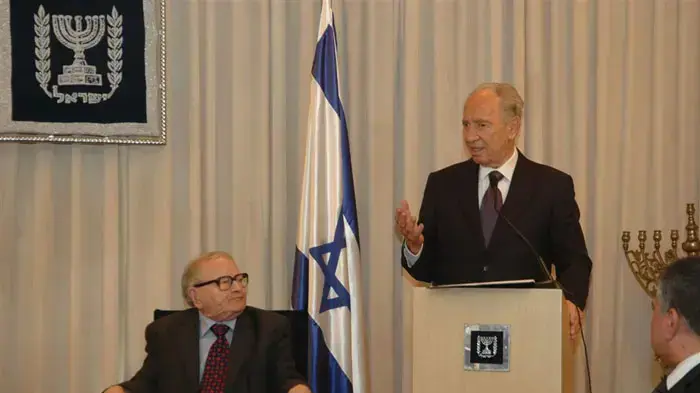 הנשיא שמעון פרס והשר לענייני גמלאים רפי איתן הנשיא שמעון פרס והשר לענייני גמלאים רפי איתן