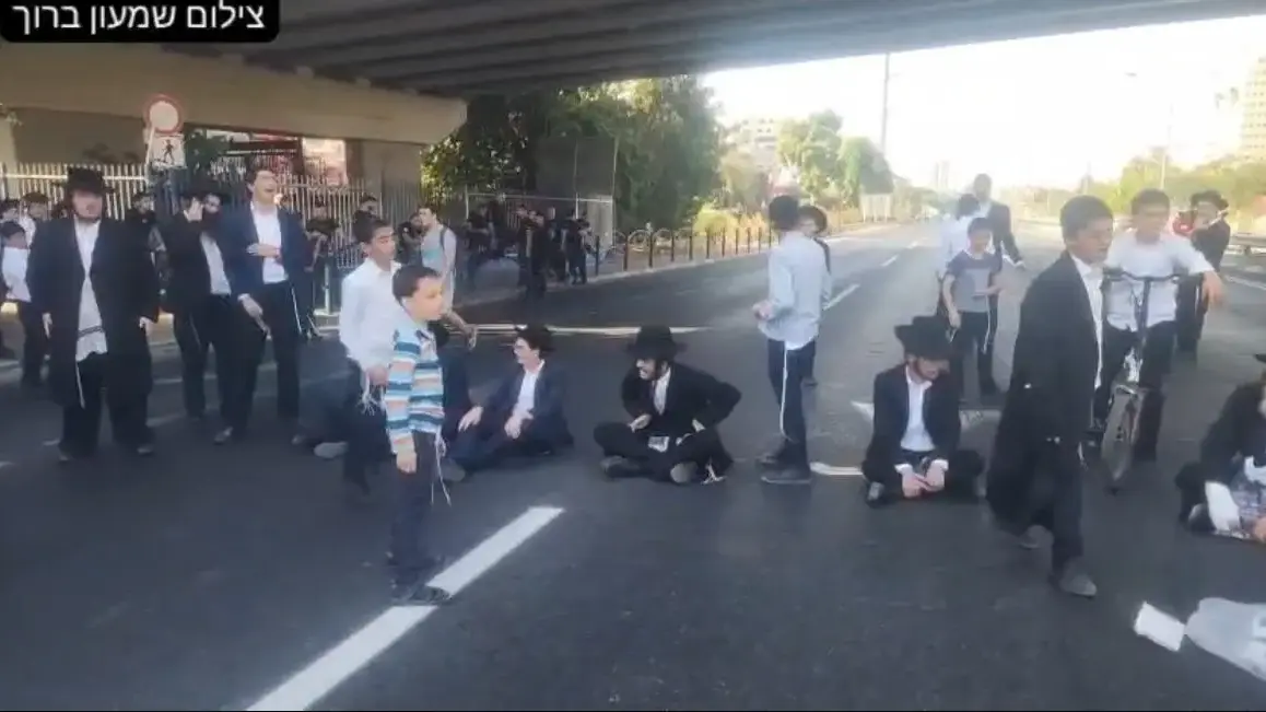 הפגנה של הפלג הירושלמי נגד גיוס חרדים, כביש 4, 19 באוגוסט 2025 הפגנה של הפלג הירושלמי נגד גיוס חרדים, כביש 4, 19 באוגוסט 2025