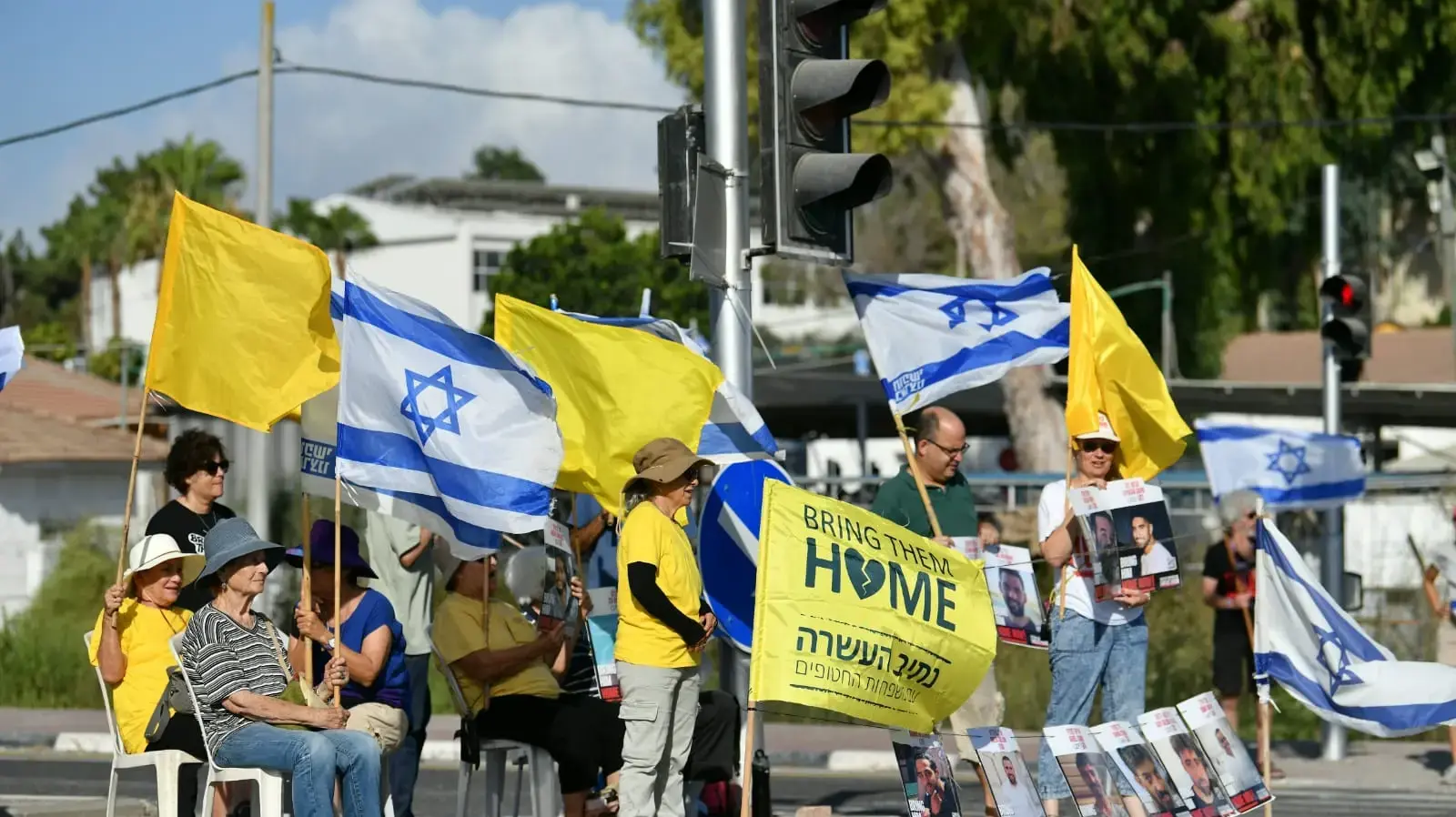 פעילי מחאה למען החטופים חוסמים את צומת יד מרדכי. 26 באוגוטס 2025 פעילי מחאה למען החטופים חוסמים את צומת יד מרדכי. 26 באוגוטס 2025