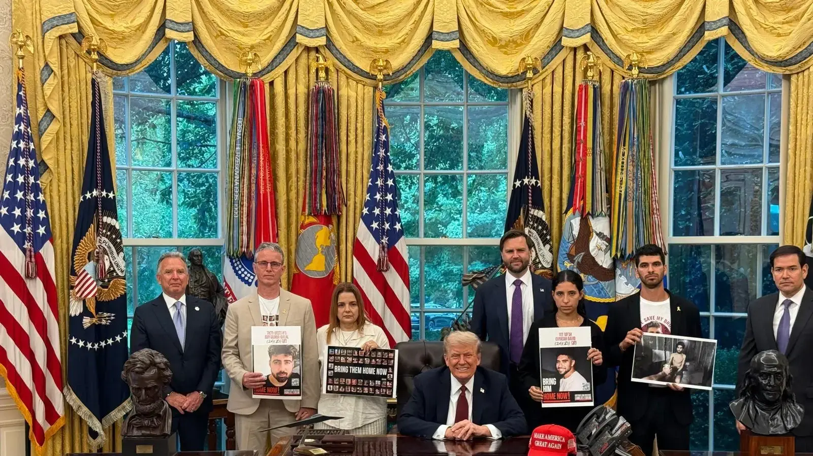 נציגי משפחות החטופים, עילי ויעלה דוד, אחיו של אביתר דוד ושורדי השבי, אוהד ורז בן עמי עם נשיא ארה"ב דונלד טראמפ, סגן הנשיא ג'יי.די. ואנס, מזכיר המדינה מרקו רוביו, מזכיר ההגנה פיט הגסת' והשגריר סטיב ויטקוף בחדר הסגלגל בבית הלבן נציגי משפחות החטופים, עילי ויעלה דוד, אחיו של אביתר דוד ושורדי השבי, אוהד ורז בן עמי עם נשיא ארה"ב דונלד טראמפ, סגן הנשיא ג'יי.די. ואנס, מזכיר המדינה מרקו רוביו, מזכיר ההגנה פיט הגסת' והשגריר סטיב ויטקוף בחדר הסגלגל בבית הלבן
