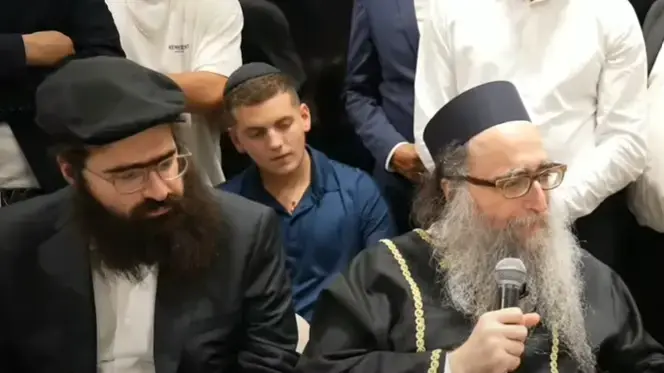 הרב פינטו בבכי מול חיילים הרב פינטו בבכי מול חיילים