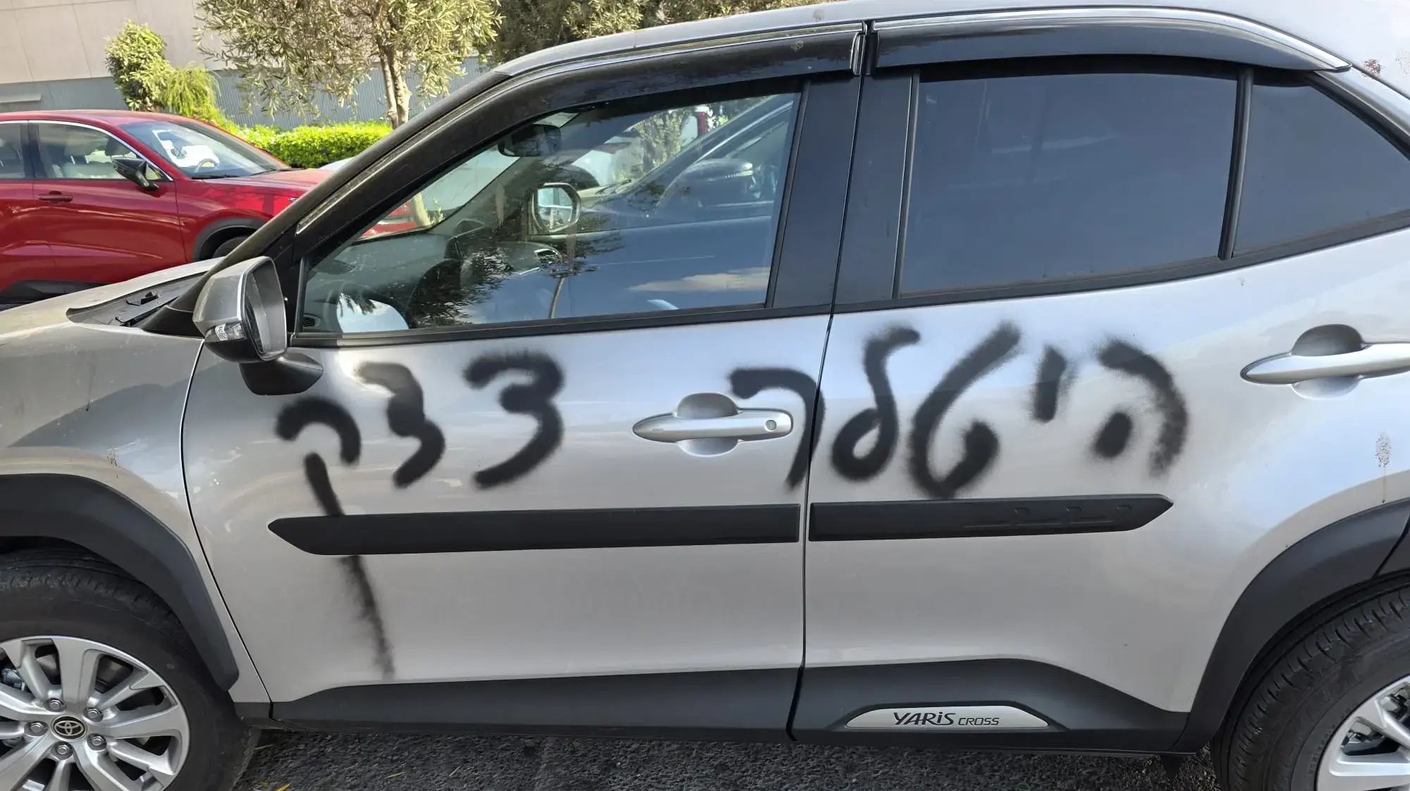 כתובות נאצה על רכבה של ליאורה כהן כתובות נאצה על רכבה של ליאורה כהן