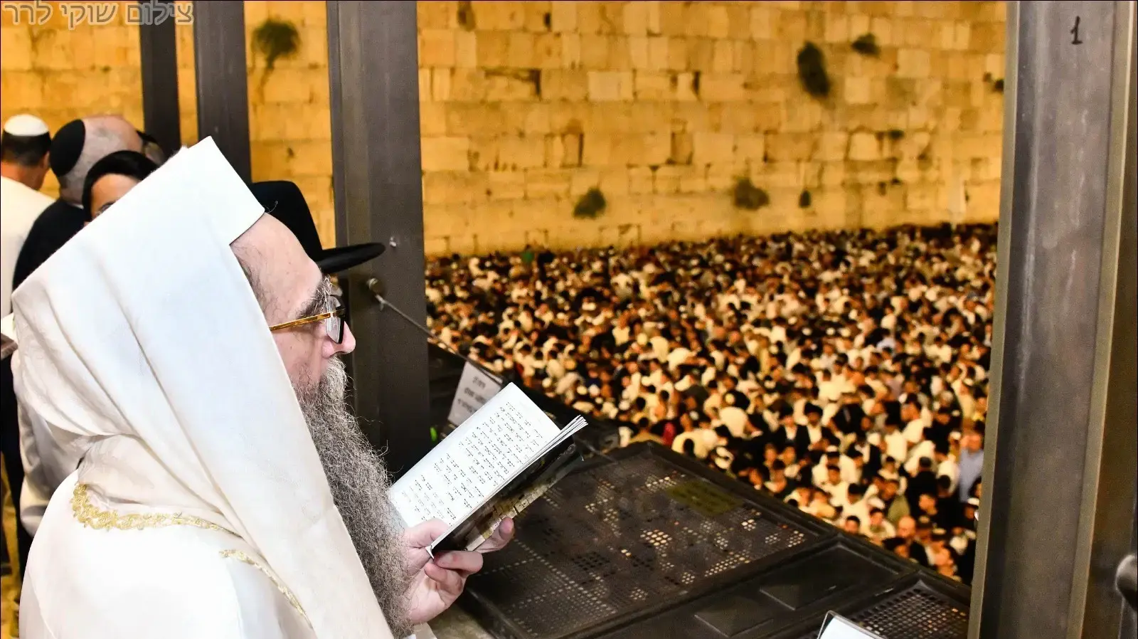 הרב פינטו במעמד סיום הזוהר בכותל הרב פינטו במעמד סיום הזוהר בכותל
