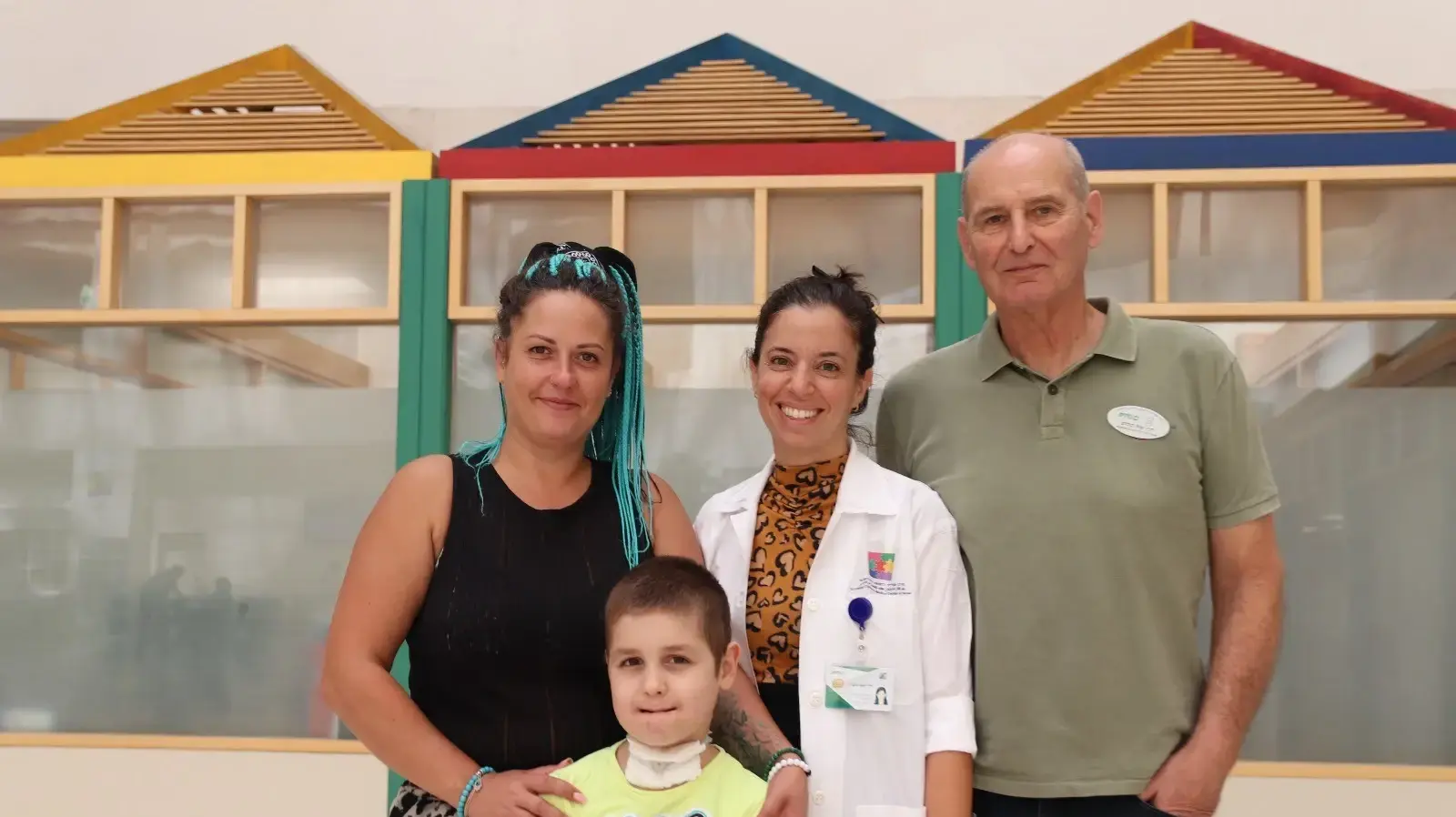 רומן, אימו וצוות המנתחים בשניידר רומן, אימו וצוות המנתחים בשניידר