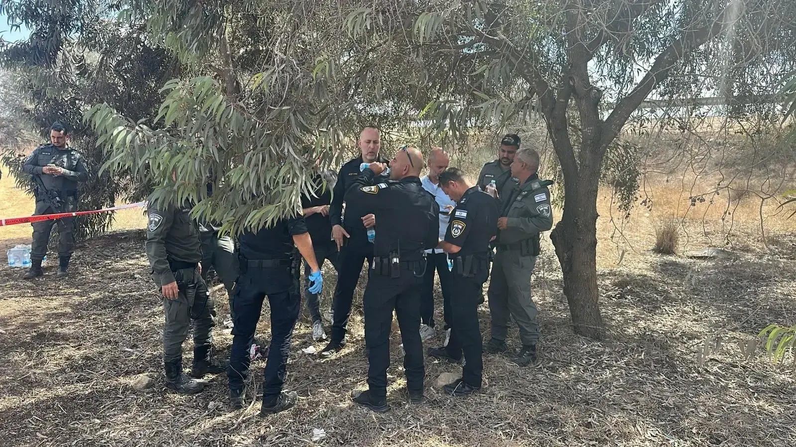 מצ"ב תמונות מהזירה וסינק של סנ״צ מידד לביא, מפקד תחנת משטרת שדרות.
מצ"ב תמונות מהזירה וסינק של סנ״צ מידד לביא, מפקד תחנת משטרת שדרות.