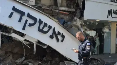 מרפסת התרסקה על מסעדה בתל אביב מרפסת התרסקה על מסעדה בתל אביב