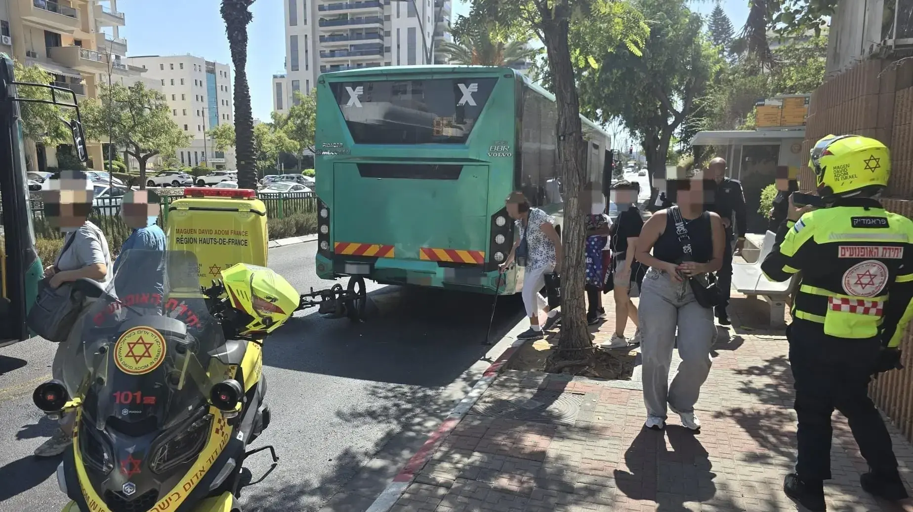 רוכב אופניים חשמליים בן 15 נפצע קשה מפגיעת אוטובוס בראשל"צ רוכב אופניים חשמליים בן 15 נפצע קשה מפגיעת אוטובוס בראשל"צ