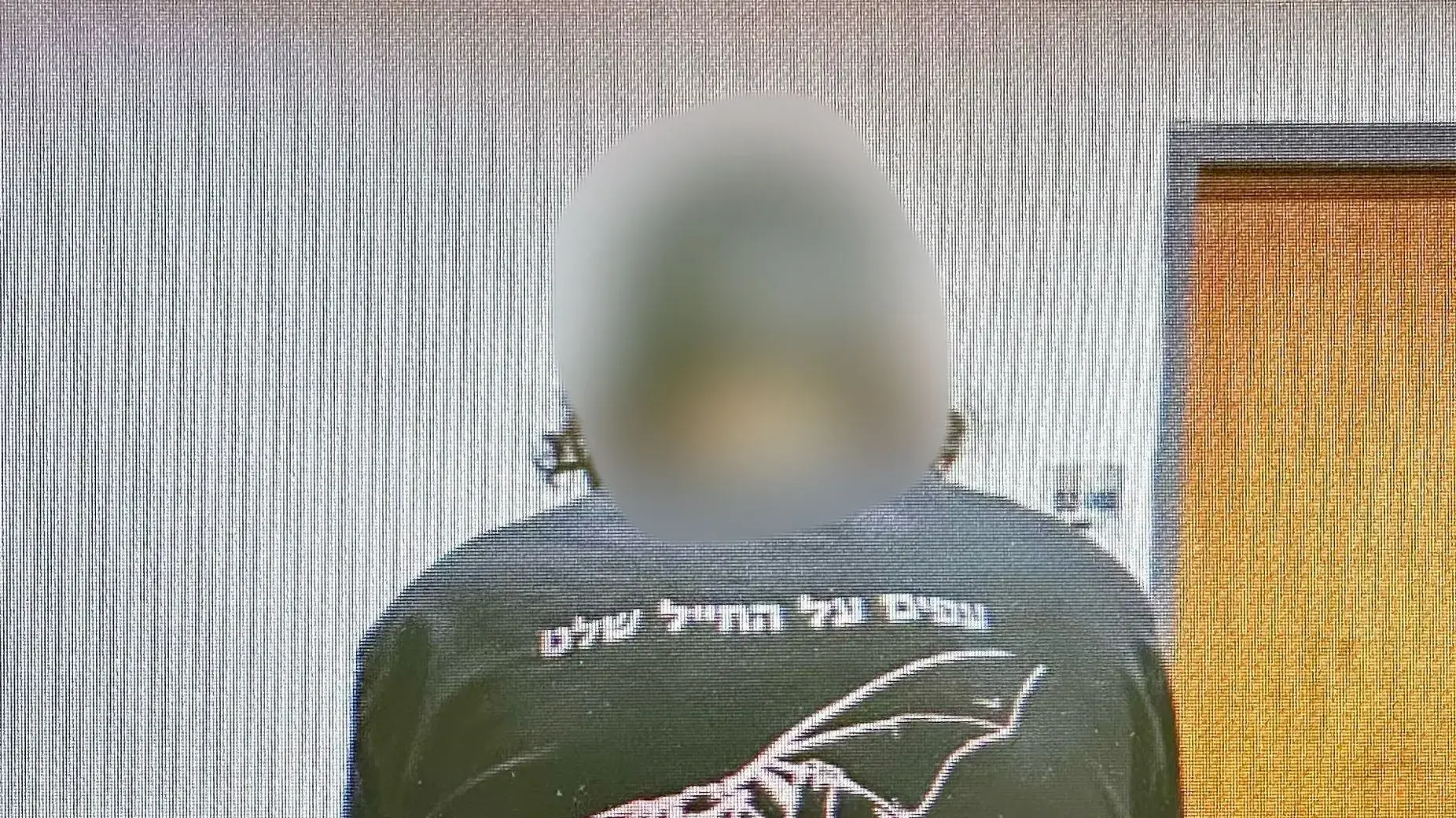 תמונה של הפורץ לובש את החולצה של דיירת המקום. 5 באוקטובר 2025 תמונה של הפורץ לובש את החולצה של דיירת המקום. 5 באוקטובר 2025