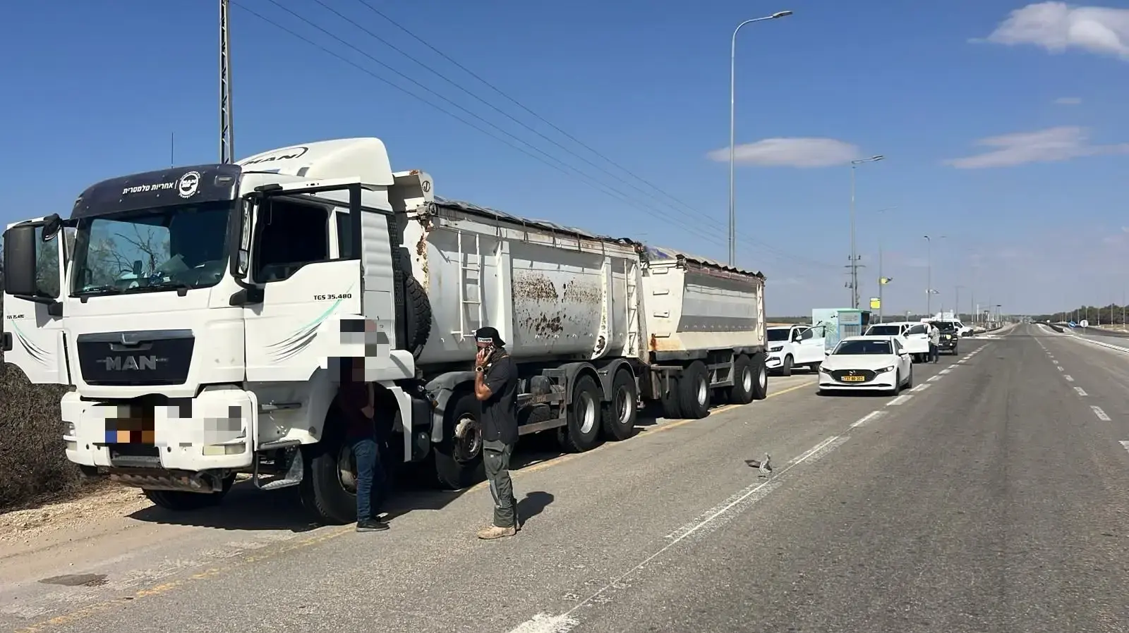 סיכול הברחה משמעותית בדרך למעבר כרם שלום - המשטרה בשיתוף מכס מעברי הגבול עצרה שלושה חשודים עם סחורה אסורה בהיקף גדול. סיכול הברחה משמעותית בדרך למעבר כרם שלום - המשטרה בשיתוף מכס מעברי הגבול עצרה שלושה חשודים עם סחורה אסורה בהיקף גדול.