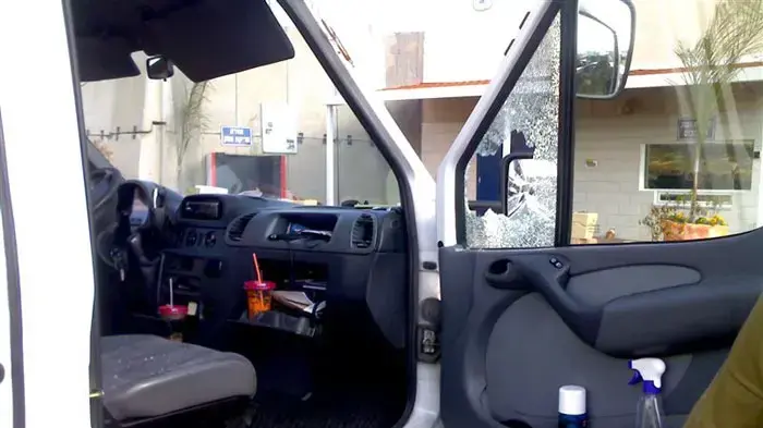 חלון של רכב מנופץ לאחר זריקת אבנים בכביש 443 חלון של רכב מנופץ לאחר זריקת אבנים בכביש 443