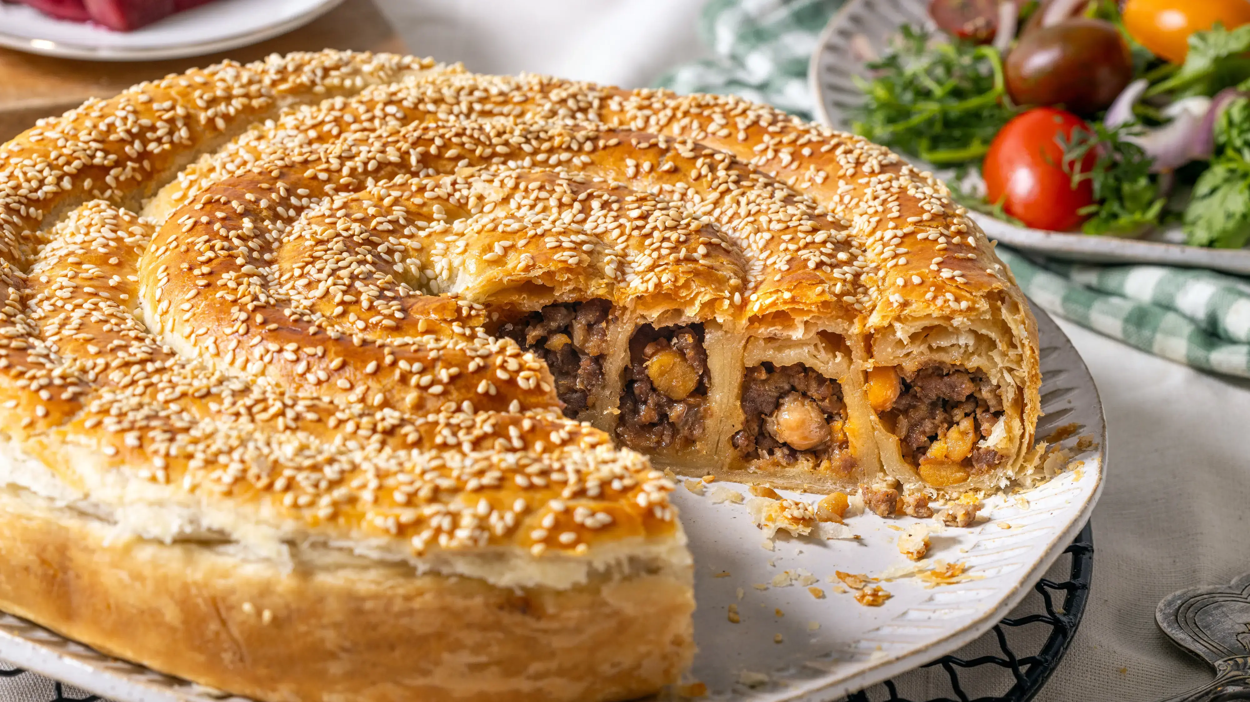טעים, אבל לא מיד אחרי הצום. בורקס ממולא בשר טעים, אבל לא מיד אחרי הצום. בורקס ממולא בשר