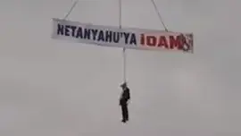 בובה בדמות נתניהו נתלתה באוויר בטורקיה עם הכיתוב "מוות לנתניהו". 25.10.25 בובה בדמות נתניהו נתלתה באוויר בטורקיה עם הכיתוב "מוות לנתניהו". 25.10.25