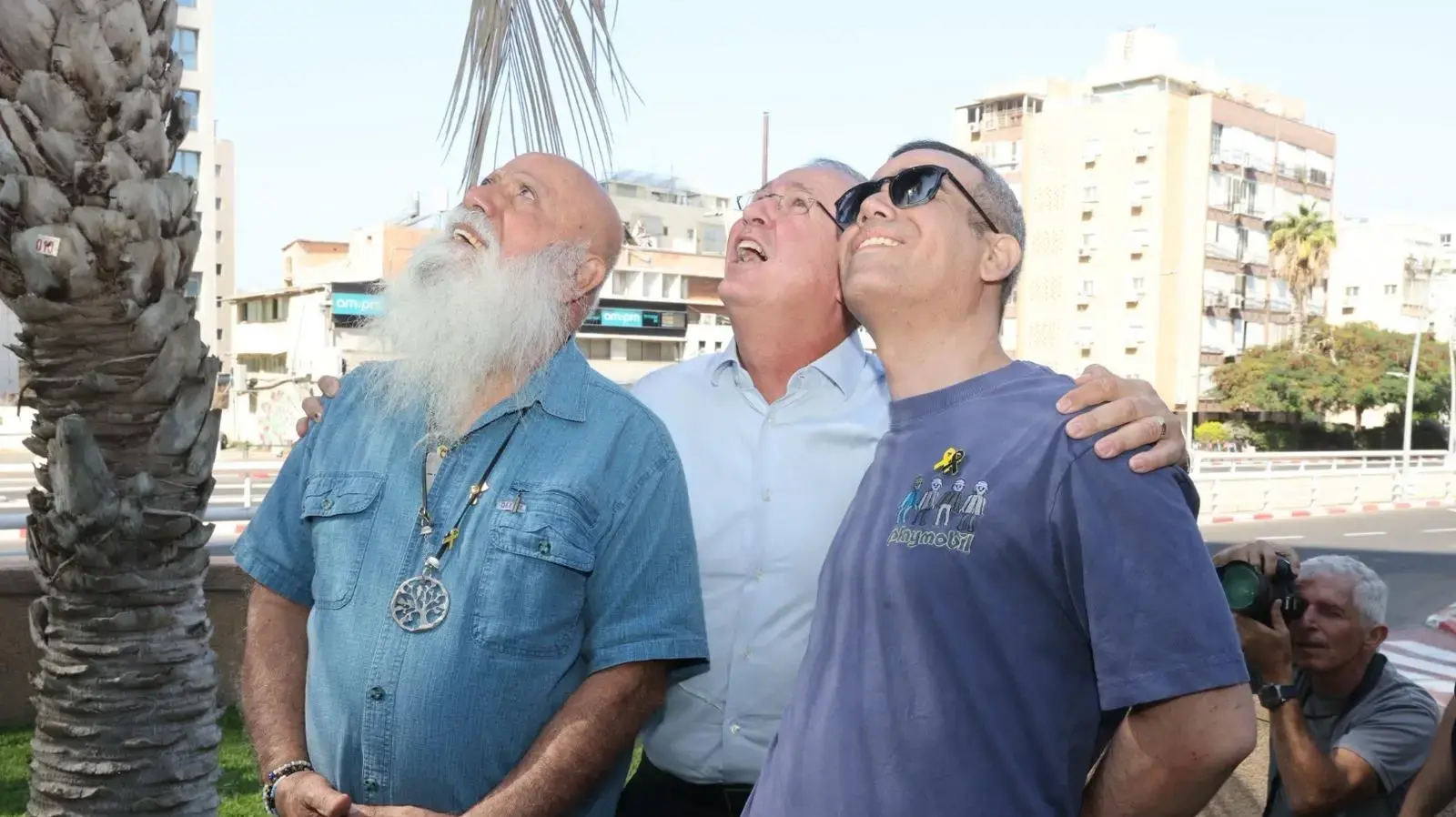 עמרי מירן, בטקס הסרת הכרזה הנושאת את תמונתו וקוראת לשחרורו ונתלתה בחזית בית עורק בו נמצאים משרדי מיתר עורכי דין ברמת גן עמרי מירן, בטקס הסרת הכרזה הנושאת את תמונתו וקוראת לשחרורו ונתלתה בחזית בית עורק בו נמצאים משרדי מיתר עורכי דין ברמת גן