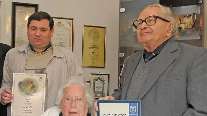 תעודות הוקרה לבני 100 תעודות הוקרה לבני 100