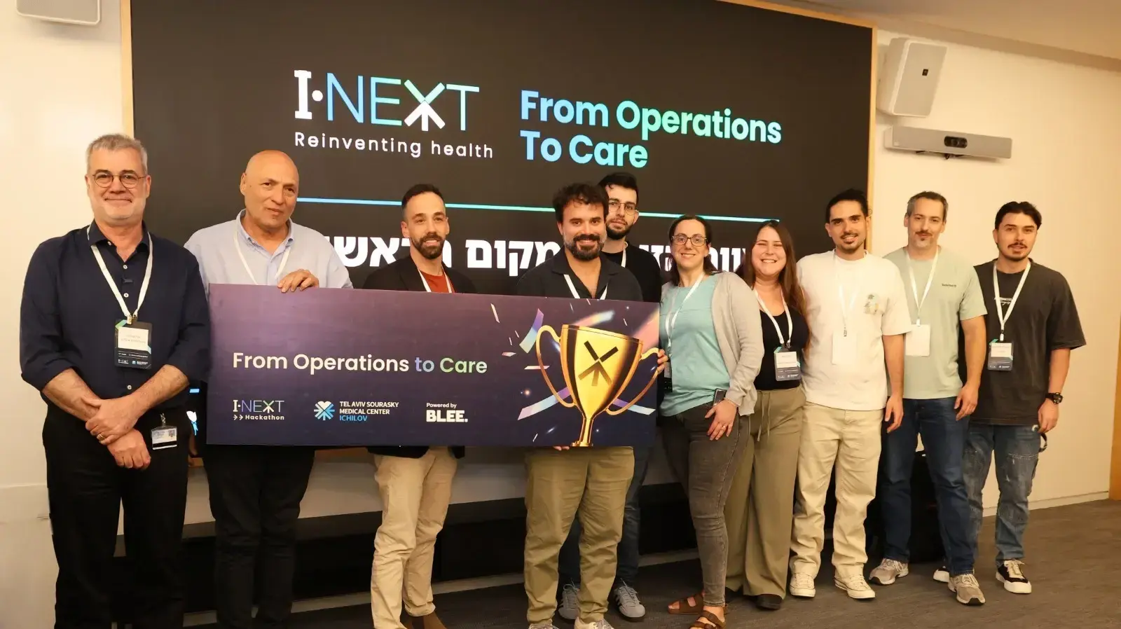 הצוות המנצח עם צוות השיפוט
הצוות המנצח עם צוות השיפוט