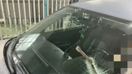חשד לניסיון פיגוע: מוט הושלך לעבר שמשת רכב בכביש 5 חשד לניסיון פיגוע: מוט הושלך לעבר שמשת רכב בכביש 5