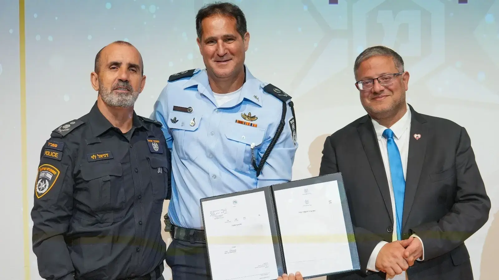 ניצב אמיר כהן, מונה לתפקיד ממ"ז מרכז, עם השר לבט"ל איתמר בן גביר ומפכ"ל המשטרה דני לוי ניצב אמיר כהן, מונה לתפקיד ממ"ז מרכז, עם השר לבט"ל איתמר בן גביר ומפכ"ל המשטרה דני לוי