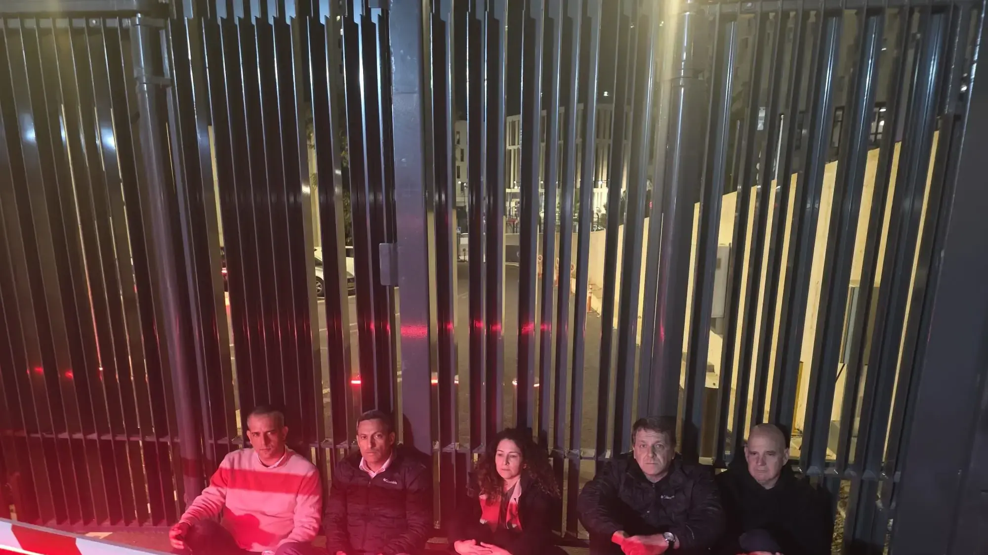 ראשי רשויות עוטף עזה מוחים וחוסמים את הכניסה למשרד ראש הממשלה ראשי רשויות עוטף עזה מוחים וחוסמים את הכניסה למשרד ראש הממשלה