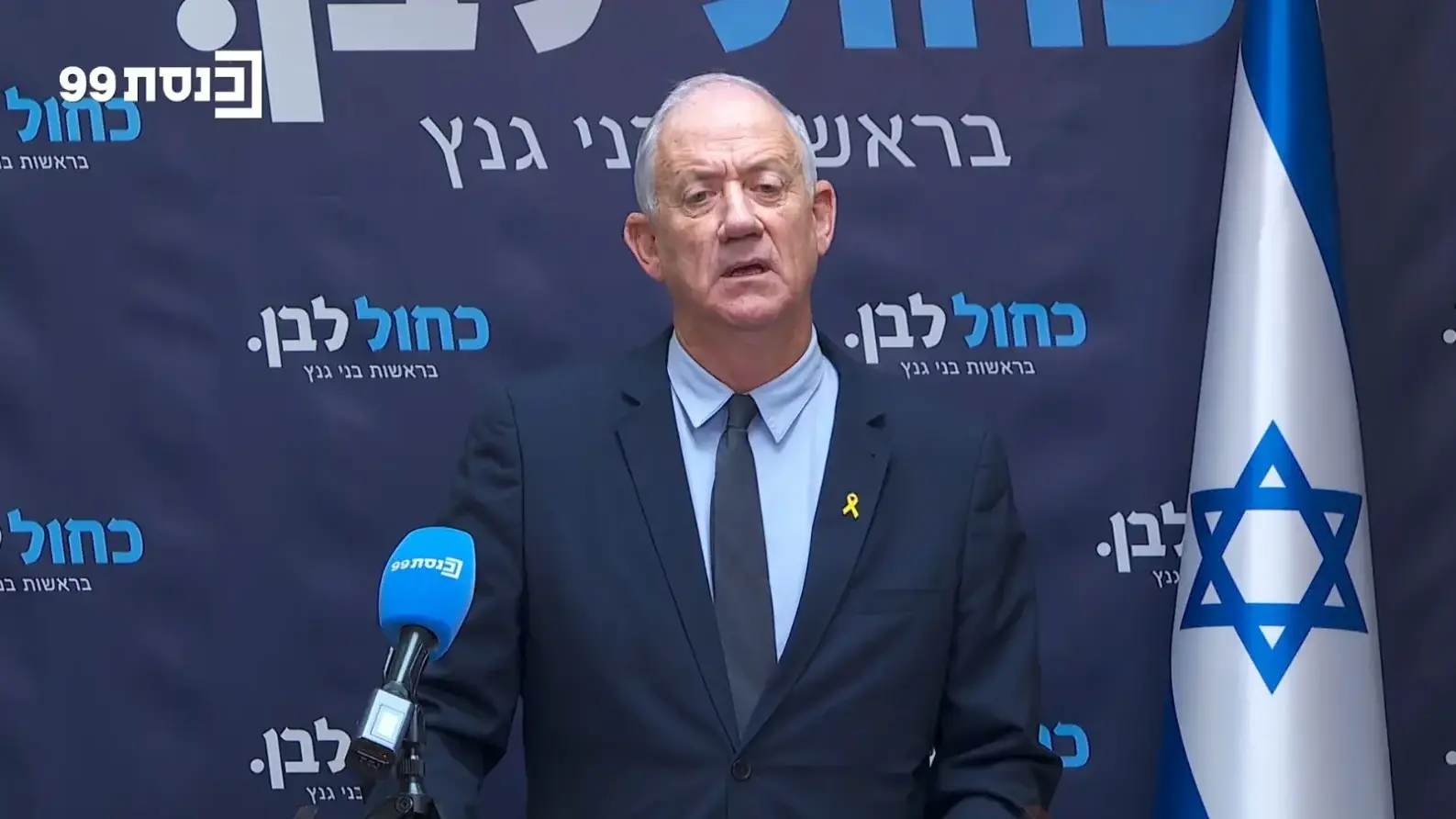 בני גנץ, יו"ר כחול לבן בישיבת סיעה, 8 בדצמבר 2025 בני גנץ, יו"ר כחול לבן בישיבת סיעה, 8 בדצמבר 2025