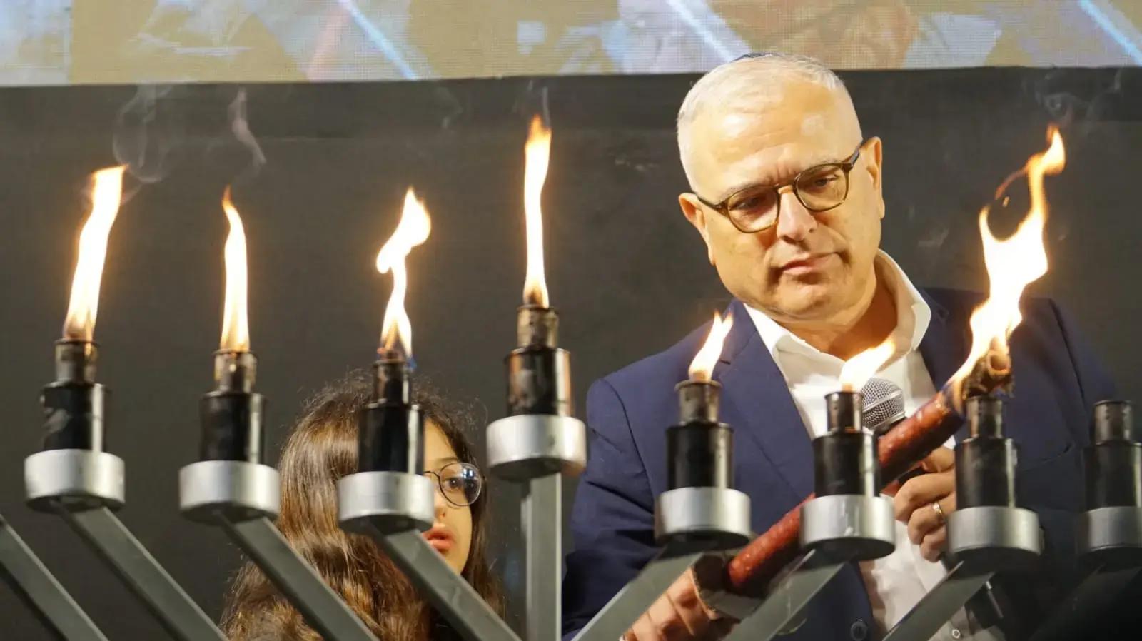 רפי בן שטרית מדליק חנוכיה בעצרת לקריאה לוועדה ממלכתית, 20.12.2025 רפי בן שטרית מדליק חנוכיה בעצרת לקריאה לוועדה ממלכתית, 20.12.2025