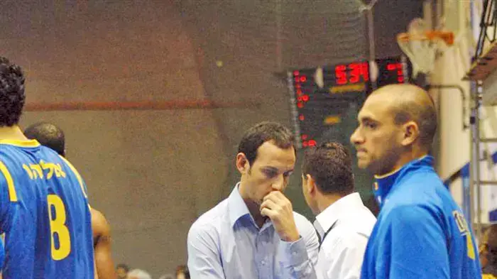 עודד קטש מאמן מכבי תל אביב חסר אונים לאחר ההפסד לעירוני רמת גן עודד קטש מאמן מכבי תל אביב חסר אונים לאחר ההפסד לעירוני רמת גן