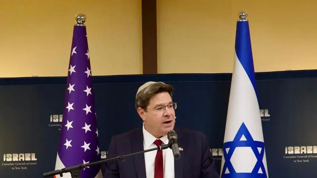 הקונסול הכללי בניו יורק אופיר אקוניס באירוע הדלקת נר שמיני של חנוכה הקונסול הכללי בניו יורק אופיר אקוניס באירוע הדלקת נר שמיני של חנוכה