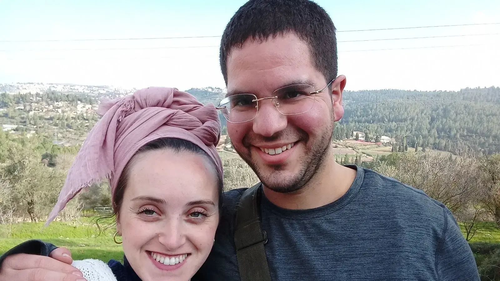 שיר אלמליח ובעלה גלעד ז"ל. הותיר אחריו חמישה ילדים שיר אלמליח ובעלה גלעד ז"ל. הותיר אחריו חמישה ילדים