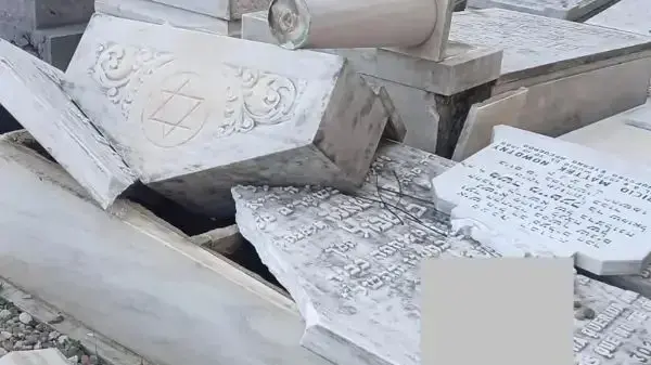 עשרות קברים יהודים חוללו בבית הקברות ״לס קורטס״ בברצלונה. עשרות קברים יהודים חוללו בבית הקברות ״לס קורטס״ בברצלונה.
