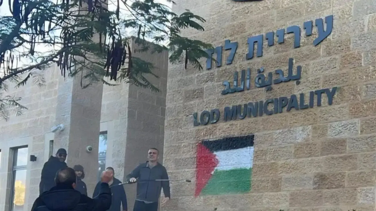 רוסס גרפיטי של דגל פלסטין על חזית בניין עיריית לוד. 1 במרץ 2026 רוסס גרפיטי של דגל פלסטין על חזית בניין עיריית לוד. 1 במרץ 2026