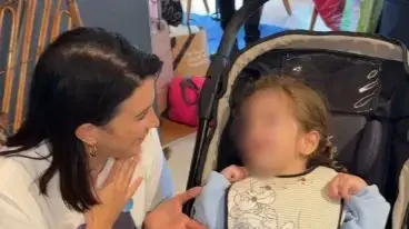 פעילי החמ"ל הסגול עוזרים לאם לילדה עם מוגבלות שנותרה ללא מיגון פעילי החמ"ל הסגול עוזרים לאם לילדה עם מוגבלות שנותרה ללא מיגון