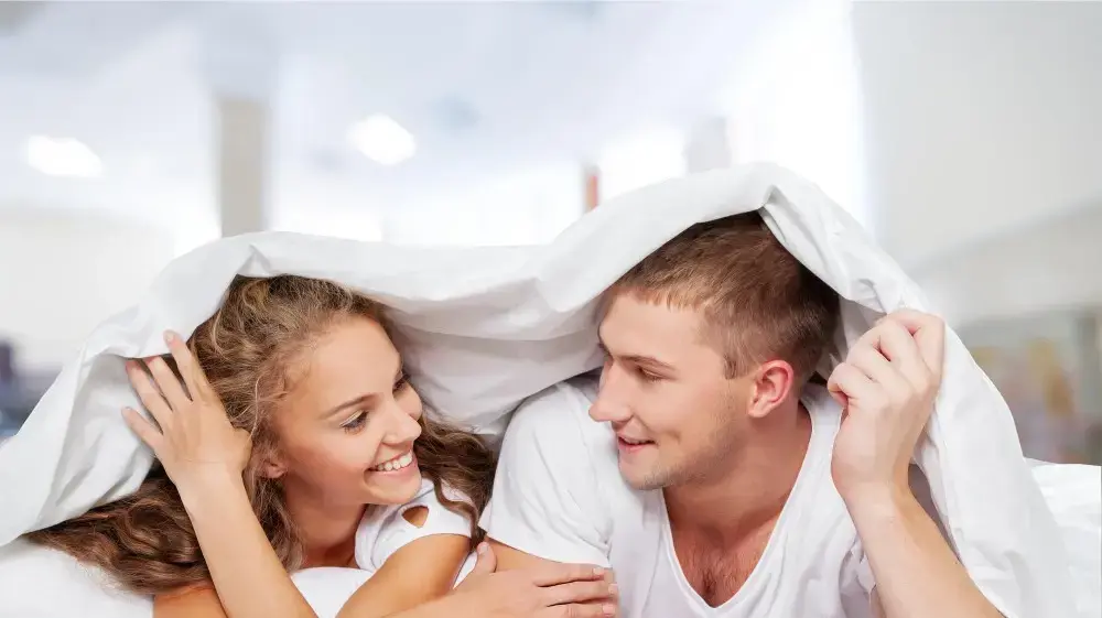 מגע פיזי פשוט לפני השינה מוריד באופן מיידי את קצב פעימות הלב מגע פיזי פשוט לפני השינה מוריד באופן מיידי את קצב פעימות הלב