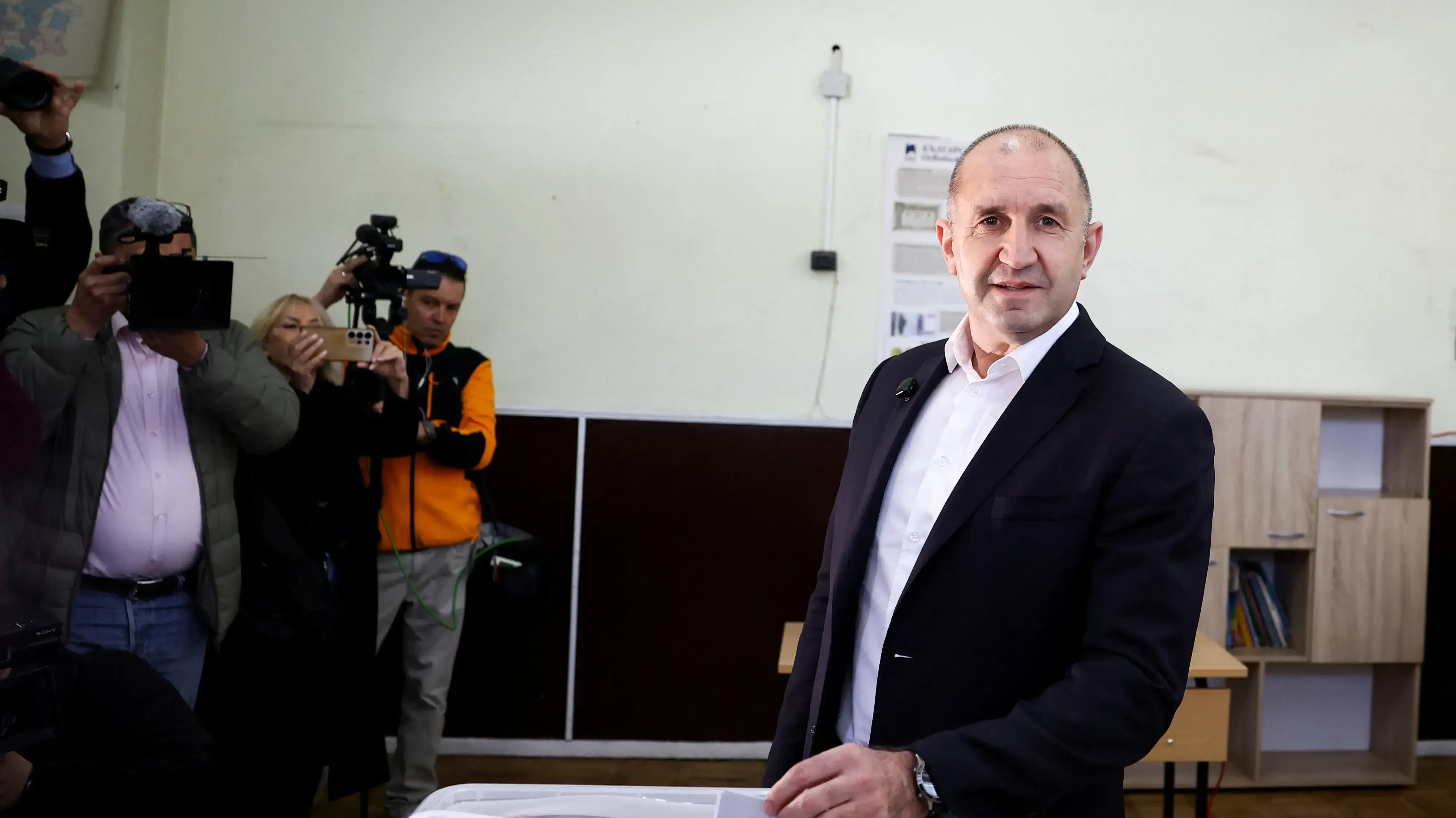 נשיא בולגריה לשעבר רומן ראדב מצביע בבחירות לפרלמנט, 19 באפריל 2026 נשיא בולגריה לשעבר רומן ראדב מצביע בבחירות לפרלמנט, 19 באפריל 2026