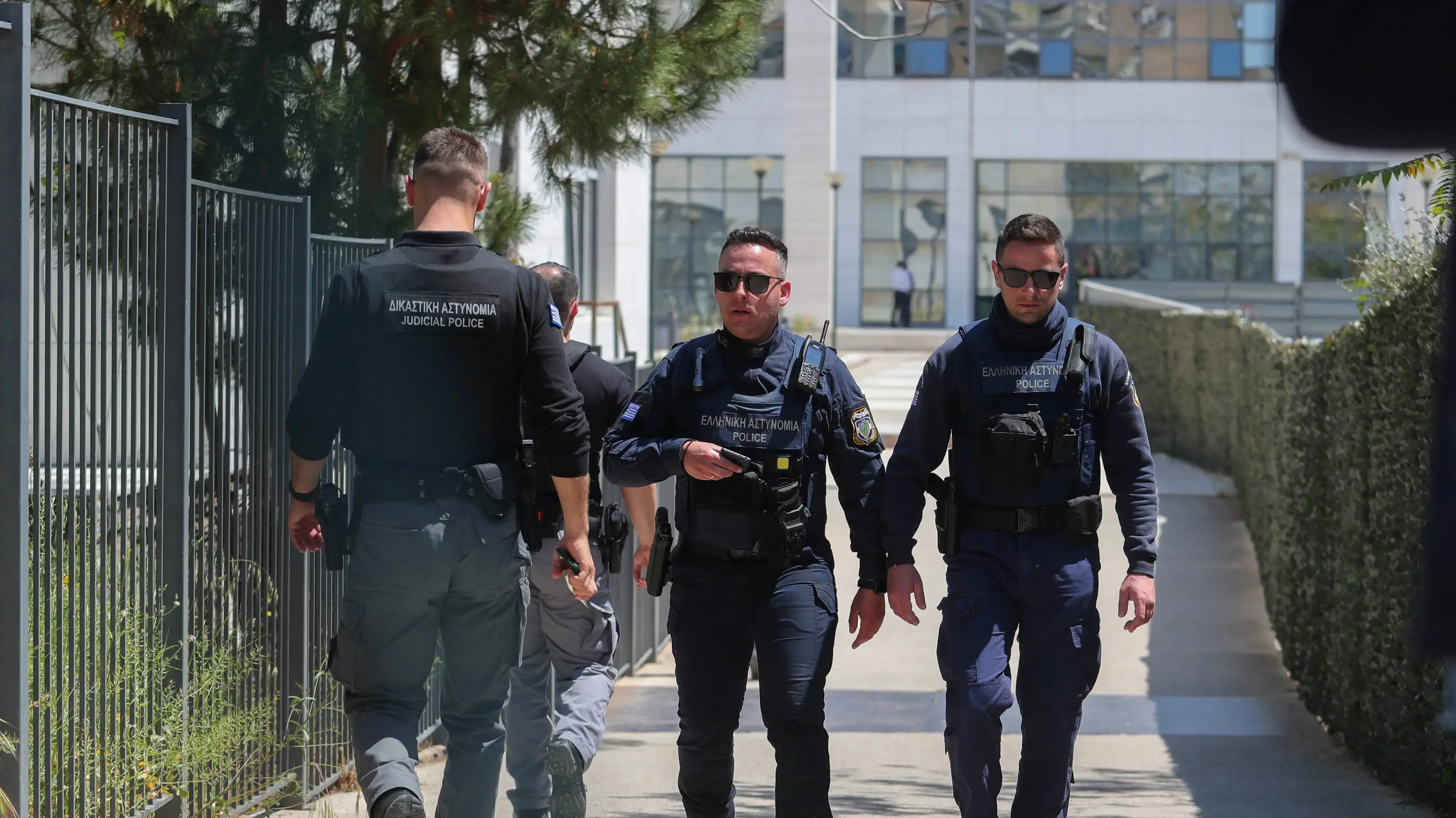 שוטרים מחוץ לבית משפט שבו ירה אדם בן 89, אתונה, יוון, 28 באפריל 2026 שוטרים מחוץ לבית משפט שבו ירה אדם בן 89, אתונה, יוון, 28 באפריל 2026