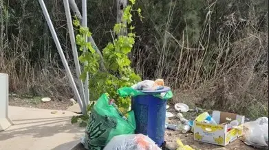 אשפה בפינת הנצחה לזכרו של סנ"צ אבי עמר אשפה בפינת הנצחה לזכרו של סנ"צ אבי עמר