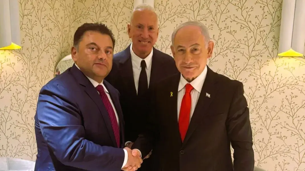 הצילום עם נתניהו עוררה תגובות חריפות ברשתות החברתיות, כולל איומים אישיים הצילום עם נתניהו עוררה תגובות חריפות ברשתות החברתיות, כולל איומים אישיים