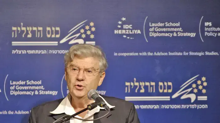 אהרון ברק נואם בכנס הרצליה אהרון ברק נואם בכנס הרצליה