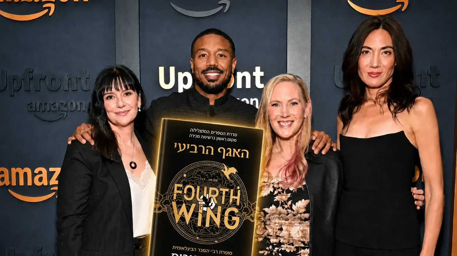 מרדית' אווריל, מייקל ב' ג'ורדן, רבקה יארוס, ליסה ג'וי, האנשים מאחורי העיבוד של פריים וידאו לספרי "האגף הרביעי", באירוע האפ-פרונט של אמזון בניו יורק, מאי 2026 מרדית' אווריל, מייקל ב' ג'ורדן, רבקה יארוס, ליסה ג'וי, האנשים מאחורי העיבוד של פריים וידאו לספרי "האגף הרביעי", באירוע האפ-פרונט של אמזון בניו יורק, מאי 2026