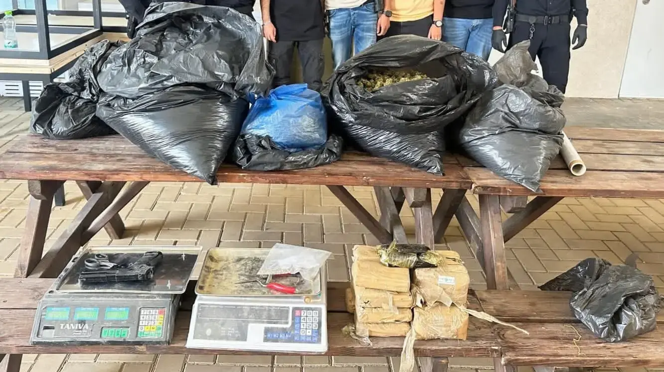 בלדרית הסמים נתפסה על חם. בלדרית הסמים נתפסה על חם.