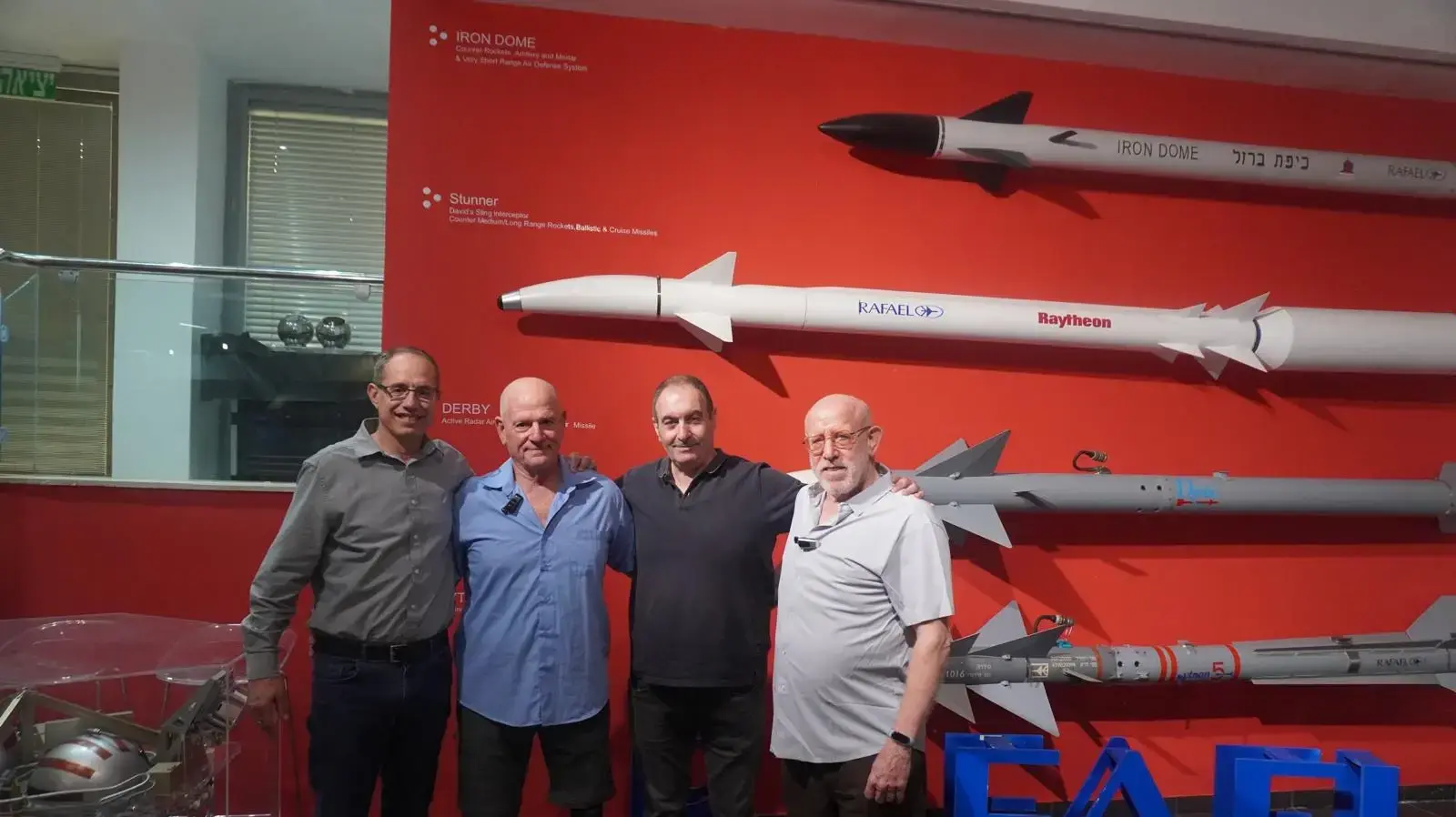 מימין לשמאל: אלדד המאירי, רכז מתנדבי סניף כרמיאל, עארף עלי, מנהל סניף ער״ן כרמיאל ומוביל את פרוייקט רפאל מהקמתו, דוד קורן, מנכ״ל ער״ן,
עמית צימר, סמנכ״ל בכיר רמו״ת ברפאל מימין לשמאל: אלדד המאירי, רכז מתנדבי סניף כרמיאל, עארף עלי, מנהל סניף ער״ן כרמיאל ומוביל את פרוייקט רפאל מהקמתו, דוד קורן, מנכ״ל ער״ן,
עמית צימר, סמנכ״ל בכיר רמו״ת ברפאל