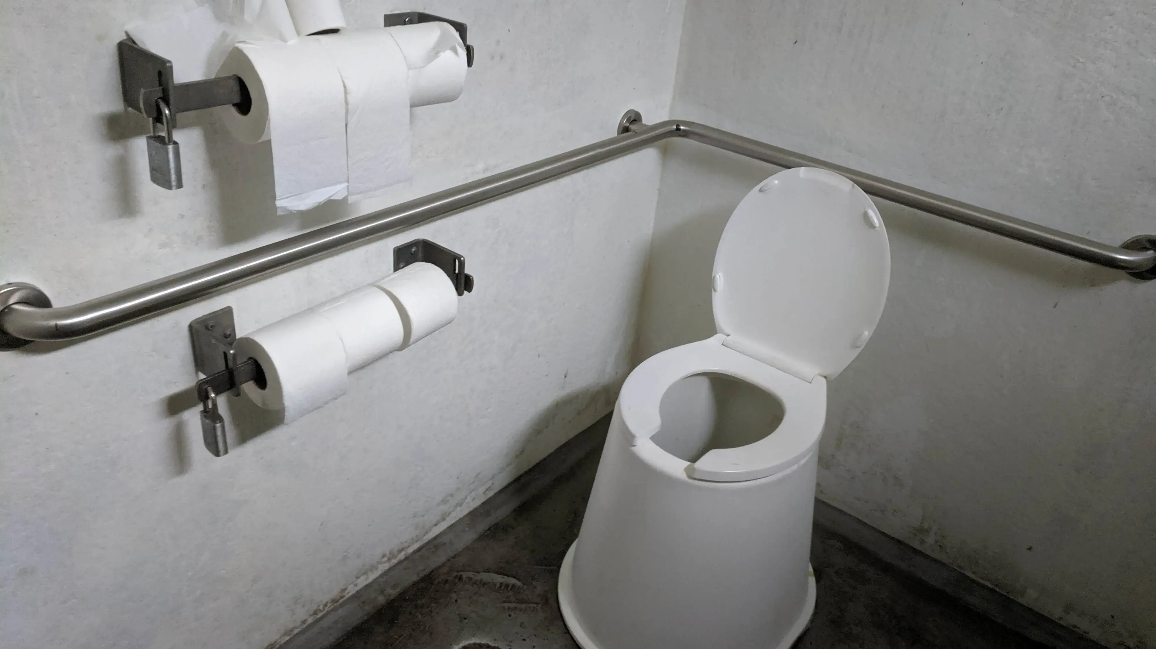 "vault toilet" - שירותים יבשים ללא מים וללא הדחה במחנה בארצות הברית "vault toilet" - שירותים יבשים ללא מים וללא הדחה במחנה בארצות הברית