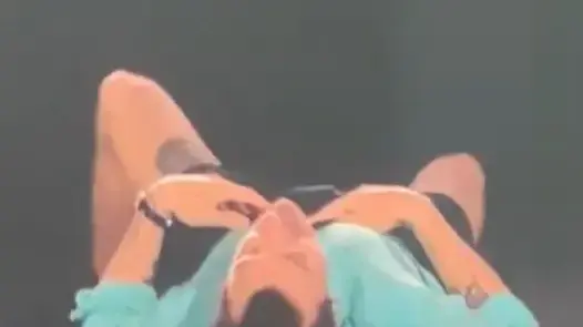 הזמר האנגלי הארי סטיילס נופל לרצפה, לאחר שנחנק ממים, במהלך הופעתו באצטדיון וומבלי, על רקע גל חום קיצוני באנגליה, 26 ביוני 2026 הזמר האנגלי הארי סטיילס נופל לרצפה, לאחר שנחנק ממים, במהלך הופעתו באצטדיון וומבלי, על רקע גל חום קיצוני באנגליה, 26 ביוני 2026