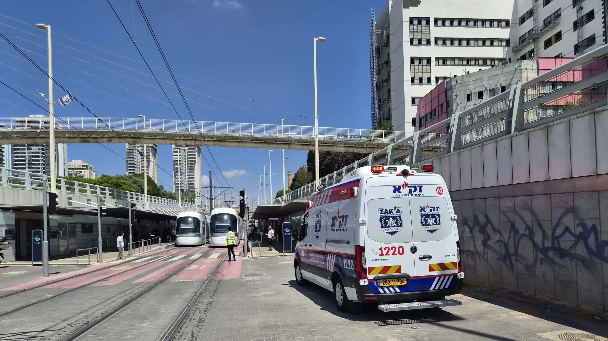גבר כבן 50 נפל מגשר ברחוב זאב ז'בוטינסקי בפתח תקווה גבר כבן 50 נפל מגשר ברחוב זאב ז'בוטינסקי בפתח תקווה
