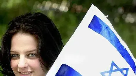 טוראית שרון מניפה את דגל ישראל טוראית שרון מניפה את דגל ישראל