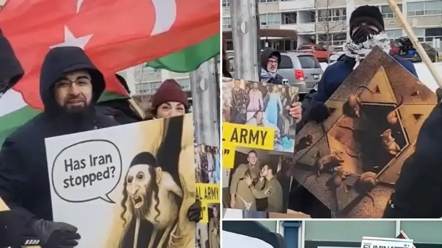 מפגינים מציגים כרזות אנטישמיות המציגות את היהודים כמפלצות, במהלך הפגנה בצומת הרחובות באת'רסט מפגינים מציגים כרזות אנטישמיות המציגות את היהודים כמפלצות, במהלך הפגנה בצומת הרחובות באת'רסט