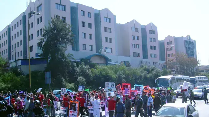 תושבי שדרות מפגינים וחוסמים את כביש איילון תושבי שדרות מפגינים וחוסמים את כביש איילון
