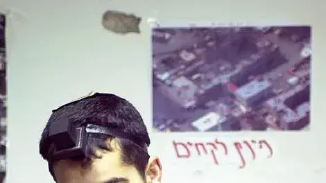 חייל מניח תפילין במתחם ערפאת ברמאללה חייל מניח תפילין במתחם ערפאת ברמאללה