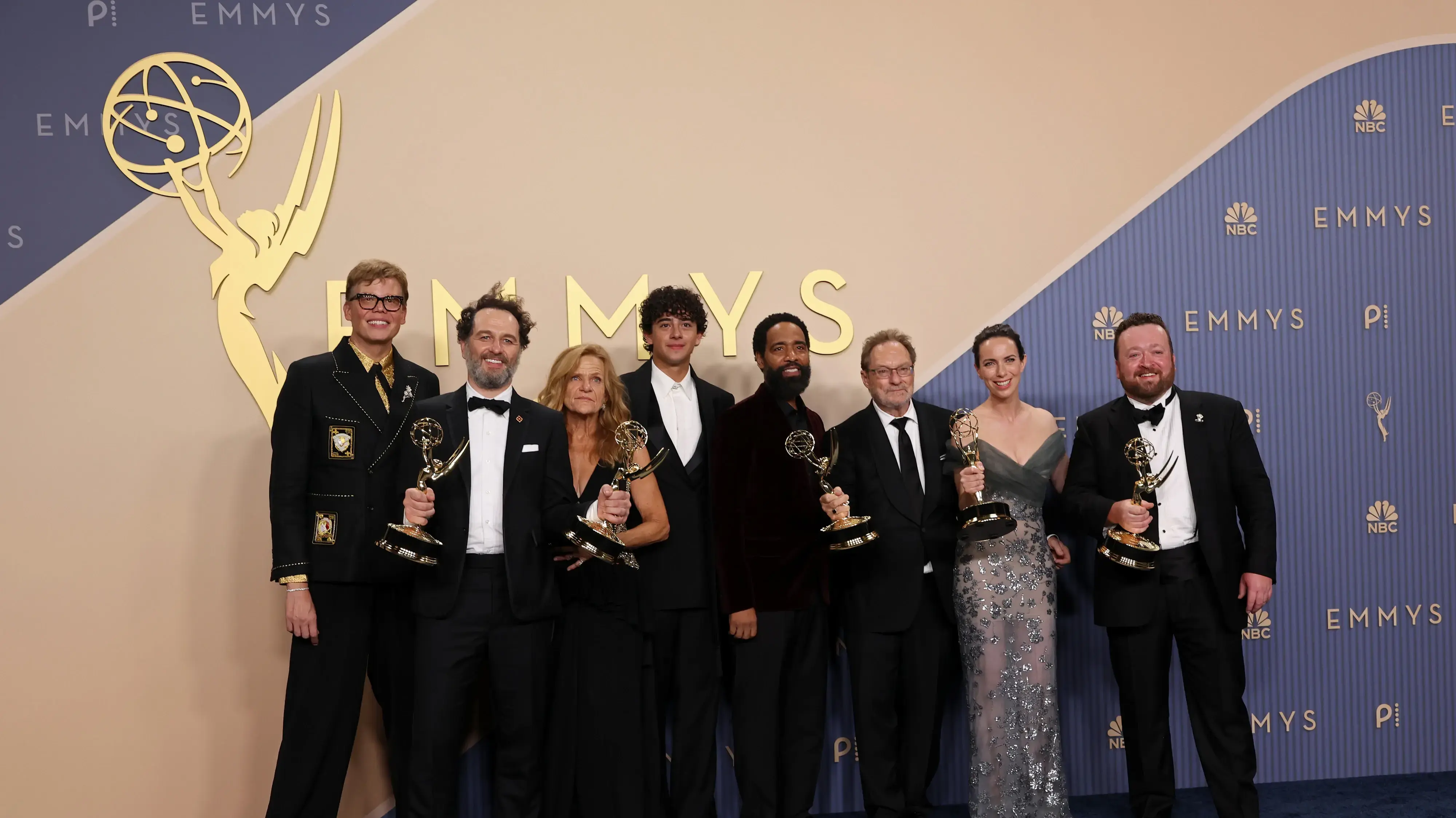 קאסט מפרץ האלמנות בטקס האמי
eff Hiller, Matthew Rhys, Dale Dickey, Kingston Rumi Southwick, Kevin Carroll, Stephen Root, Kate O'Flynn, and Neil Casey קאסט מפרץ האלמנות בטקס האמי
eff Hiller, Matthew Rhys, Dale Dickey, Kingston Rumi Southwick, Kevin Carroll, Stephen Root, Kate O'Flynn, and Neil Casey